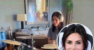 Courteney Cox Tampil Rock ‘n Roll! Aksi Main Drum “Smells Like Teen Spirit” Viral courteney cox bermain drum - sumber foto Instagram courteney cox