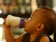 Waspadai Alergi Susu Sapi pada Anak: Kenali Gejala Sejak Dini dan Pastikan Asupan Gizinya Tetap Terpenuhi