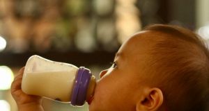 Waspadai Alergi Susu Sapi pada Anak: Kenali Gejala Sejak Dini dan Pastikan Asupan Gizinya Tetap Terpenuhi