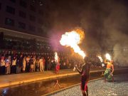 Meriahkan Akhir Tahun: Festive Season Aston Serang Hotel Tawarkan Pengalaman Liburan Penuh Magis Pertunjukan fire dance memeriahkan suasana dengan aksi yang menawan