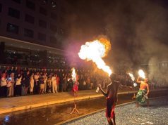 Meriahkan Akhir Tahun: Festive Season Aston Serang Hotel Tawarkan Pengalaman Liburan Penuh Magis Pertunjukan fire dance memeriahkan suasana dengan aksi yang menawan
