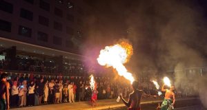 Pertunjukan fire dance memeriahkan suasana dengan aksi yang menawan