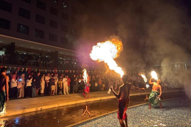 Pertunjukan fire dance memeriahkan suasana dengan aksi yang menawan
