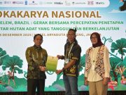 Raja Juli Antoni: Cara Lama Jaga Hutan Tak Bisa Lagi Dipertahankan Perwakilan Masyarakat Hukum Adat Dayak Punan Uheng Kereho yang menerima SK Penetapan Hutan Adat oleh menteri kehutanan Raja Juli Antoni - sumber foto Kementerian Kehutanan