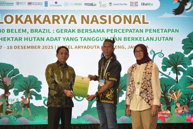 Perwakilan Masyarakat Hukum Adat Dayak Punan Uheng Kereho yang menerima SK Penetapan Hutan Adat oleh menteri kehutanan Raja Juli Antoni - sumber foto Kementerian Kehutanan