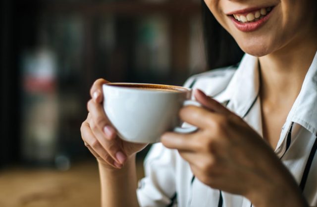 ilustrasi Orang Konsumsi kopi 5 Cangkir Sehari - sumber foto FREEPIk