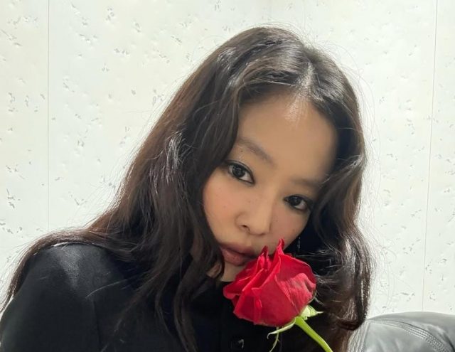 Jennie: Solois K-Pop Pertama dengan 4 Sertifikasi RIAA di Amerika Jennie Jadi Solois K-Pop Pertama dengan 4 Sertifikasi RIAA di Amerika