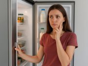 Kenapa Kita Suka Buka Tutup Kulkas Tanpa Alasan? Ini Penjelasan Ilmiahnya, Urbie’s! ilustrasi Buka Tutup Kulkas - sumber foto ChatGPT