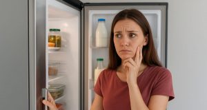 ilustrasi Buka Tutup Kulkas - sumber foto ChatGPT