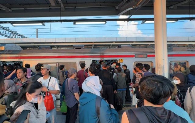 Mobilitas Urban Makin Mudah: Aturan Baru KAI Commuter untuk Pengguna yang Bermalam di Stasiun Mobilitas Urban Makin Mudah: Aturan Baru KAI Commuter untuk Pengguna yang Bermalam di Stasiun