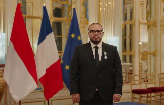 Joko Anwar Dianugerahi Gelar Ksatria Seni Prancis - sumber foto Instagram Jokoanwar Joko Anwar Dianugerahi Gelar Ksatria Seni Prancis - sumber foto Instagram Jokoanwar