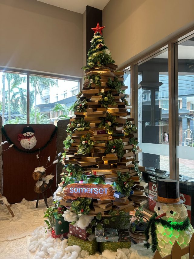 seni daur ulang pohon natal dari Somerset Grand Citra Jakarta - sumber foto Somerset Grand Citra Jakarta seni daur ulang pohon natal dari Somerset Grand Citra Jakarta - sumber foto Somerset Grand Citra Jakarta