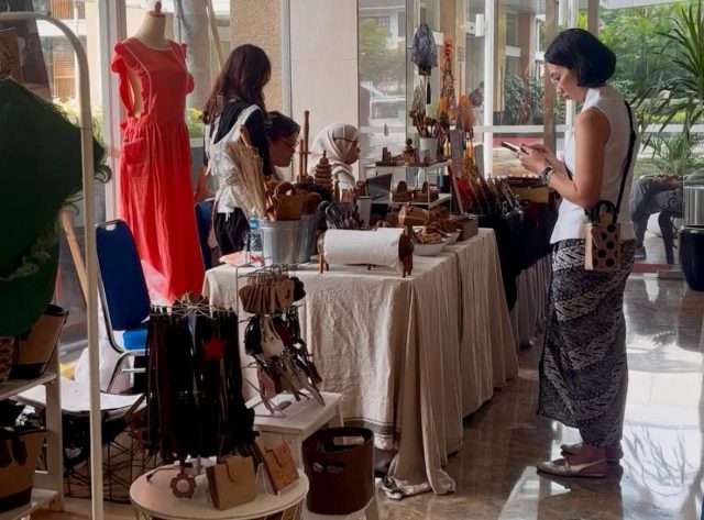 Pasar Sabtu Vol. 3 “Christmas Market” Kembali Hadir, Somerset Berlian Jakarta Konsisten Dukung UMKM Lokal Pasar Sabtu Vol. 3 “Christmas Market” Kembali Hadir, Somerset Berlian Jakarta Konsisten Dukung UMKM Lokal