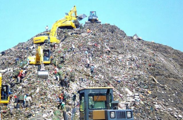 Sampah Bantargebang - sumber foto Wikipedia Sampah Bantargebang - sumber foto Wikipedia