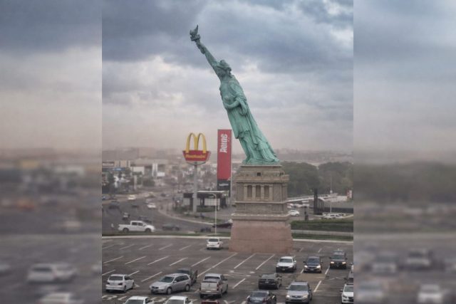 Replika Patung Liberty Roboh di Brasil - sumber foto Instagram
