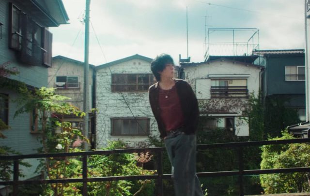 ZICO Gandeng Lilas (Ikura YOASOBI) - sumber foto Youtube ZICO Gandeng Lilas (Ikura YOASOBI) - sumber foto Youtube