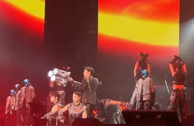 Wang Leehom dengan Robot Humanoid Sebagai back dancer - sumber foto Istimewa