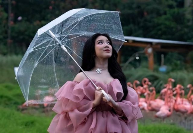 Tiara Andini Menyusuri Emosi dan Lanskap Singapura Lewat Video Musik “Cinta Seperti Aku”