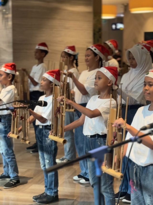 Holiday Inn & Suites Jakarta Gajah Mada Sambut Hangat Natal Bersama Rumah Belajar Saab Shares Holiday Inn & Suites Jakarta Gajah Mada Sambut Hangat Natal Bersama Rumah Belajar Saab Shares