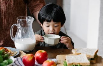 Anak Alergi Susu Sapi: Gejala, Bahaya Stunting & Solusi Nutrisi