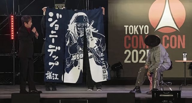 Johnny Depp mendapat Kejutan di Tokyo Comic Con 2025, Dapat Hadiah “Jack Sparrow versi One Piece” dari Eiichiro Oda - sumber foto Comiccon Johnny Depp mendapat Kejutan di Tokyo Comic Con 2025, Dapat Hadiah “Jack Sparrow versi One Piece” dari Eiichiro Oda - sumber foto Comiccon