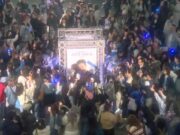 Ritual Unik Fans di SUPER SHOW 10 Kaohsiung: Kelilingi Poster Siwon Super Junior Demi Keberuntungan SUPER JUNIOR 20th Anniversary TOUR Fans Kelilingi Poster Choi Siwon - sumber foto Fakektp925