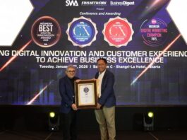 Dwianto Arif Wibowo, Corporate Communication Manager Sambu Group menerima penghargaan - sumber foto Sambu Group