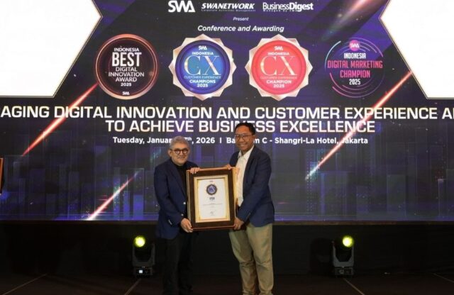 Dwianto Arif Wibowo, Corporate Communication Manager Sambu Group menerima penghargaan - sumber foto Sambu Group