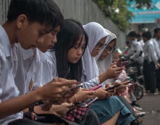 DKI Jakarta Batasi Penggunaan Gawai di Sekolah, Disdik Tegaskan Ini Bukan Larangan Total Ilustrasi DKI Jakarta Batasi Penggunaan Gawai di Sekolah - sumber foto Meta Ai