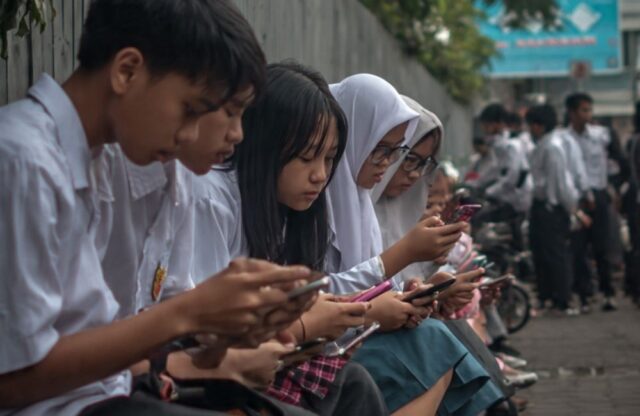 Ilustrasi DKI Jakarta Batasi Penggunaan Gawai di Sekolah - sumber foto Meta Ai Ilustrasi DKI Jakarta Batasi Penggunaan Gawai di Sekolah - sumber foto Meta Ai