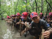 HARRIS Puri Mansion dan Oakwood PIK Tanam Mangrove Bareng Siswa SD, Edukasi Lingkungan Sejak Dini di Pesisir Jakarta HARRIS Puri Mansion dan Oakwood PIK Tanam Mangrove Bareng Siswa SD - sumber foto Harris Puri Mansion