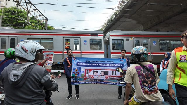 KAI Commuter Ajak Masyarakat Lebih Peduli Keselamatan Perjalanan Kereta Api