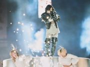 NHK Kouhaku Uta Gassen Acara Spesial Musisi Jepang di Tahun Baru 2026, Tembus 40,7 Persen Rating! Kenshi Yonezu performed "Iris Out," the opening theme for hit anime film "Chainsaw Man  The Movie: Reze Arc," from a cleared stretch of freeway in Tokyo's Ginza district - sumber foto Instagram hachi_08