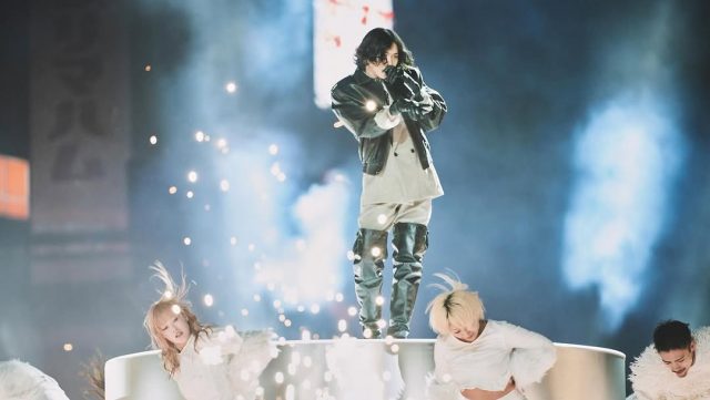 Kenshi Yonezu performed “Iris Out,” the opening theme for hit anime film “Chainsaw Man — The Movie: Reze Arc,