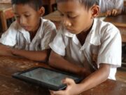 TKA Resmi Diperluas! Siswa SD dan SMP Akan Ikut Tes Kemampuan Akademik Mulai 2026 Ilustrasi Anak SD sedang TKA menggunakan Tab - sumber foto MetaAi
