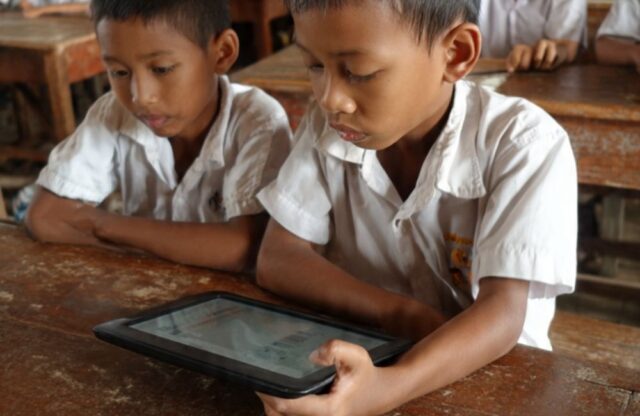 Ilustrasi Anak SD sedang TKA menggunakan Tab - sumber foto MetaAi