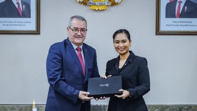 Wakil Menteri Pariwisata Ni Luh Puspa menyambut Ketua Majelis Rakyat Nasional Aljazair Mohamed Yazid Benhemmouda di Gedung Sapta Pesona, Jakarta, Rabu (21/1/2026).