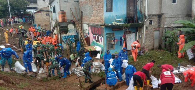 Jaga Jakarta Bersih, Relawan PMI dan Warga Bergerak Bersama Wujudkan Lingkungan Sehat Jaga Jakarta Bersih, Relawan PMI dan Warga Bergerak Bersama Wujudkan Lingkungan Sehat