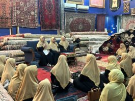 Ustazah Bahijah Hamid selaku Ketua Umum FOKUS sekaligus pemimpin Majelis Ta'lim Daruttaqwa menggelar khatam Al-Qur’an dan doa bersama di Alhamd Carpet - sumber foto Istimewa