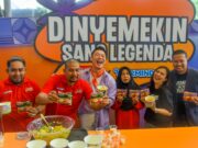 Bukan Goreng, Bukan Kuah! Indomie Hype Abis Mi Nyemek Hadirkan Tren Kuliner Next Level Bang Agem pionir Mi Nyemek ala Banglahdes’e dari Warmindo Agem Senyum Ketawa, Medan dengan Ibu Siti Artani pencipta resep Mie Nyemek dari Warmindo Mie Nyemekee Bu Siti, Yogyakarta melakukan demo masak resep ikonik mereka di sela-sela acara Indomie Nyemek on The Block - sumber foto Indomie