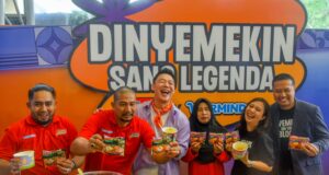 Bang Agem pionir Mi Nyemek ala Banglahdes’e dari Warmindo Agem Senyum Ketawa, Medan dengan Ibu Siti Artani pencipta resep Mie Nyemek dari Warmindo Mie Nyemekee Bu Siti, Yogyakarta melakukan demo masak resep ikonik mereka di sela-sela acara Indomie Nyemek on The Block - sumber foto Indomie