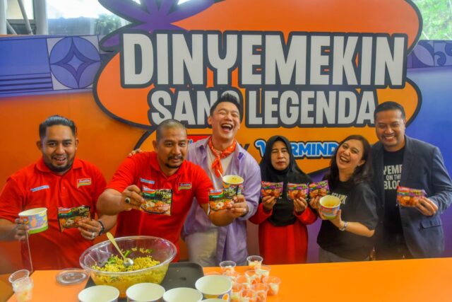 Bang Agem pionir Mi Nyemek ala Banglahdes’e dari Warmindo Agem Senyum Ketawa, Medan dengan Ibu Siti Artani pencipta resep Mie Nyemek dari Warmindo Mie Nyemekee Bu Siti, Yogyakarta melakukan demo masak resep ikonik mereka di sela-sela acara Indomie Nyemek on The Block - sumber foto Indomie