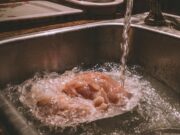 Viral Lagi! Mencuci Daging Ayam Sebelum di Masak Ternyata Bisa Sebarkan Bakteri ilustrasi Mencuci Daging Ayam Sebelum di Masak - sumber foto MetaAi