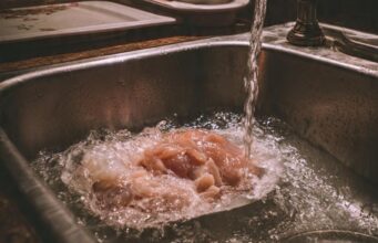 Viral Lagi! Mencuci Daging Ayam Sebelum di Masak Ternyata Bisa Sebarkan Bakteri ilustrasi Mencuci Daging Ayam Sebelum di Masak - sumber foto MetaAi