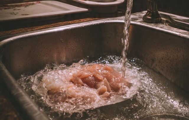 ilustrasi Mencuci Daging Ayam Sebelum di Masak - sumber foto MetaAi ilustrasi Mencuci Daging Ayam Sebelum di Masak - sumber foto MetaAi