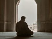 Tarawih di Masjidil Haram & Masjid Nabawi Resmi 13 Rakaat pada Ramadan 1447 H Tarawih di Masjidil Haram & Masjid Nabawi - sumber foto AI Freepik