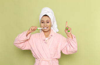 Ritual Skincare Malam Saja Tidak Cukup: Fakta Ironis Sikat Gigi Sebelum Tidur dan Tren ‘Lipstick Effect’ yang Mengubah Gaya Hidup Urban Ini dia 5 Cara Simpel Supaya Nafas Tetap Segar Meskipun Sedang Berpuasa