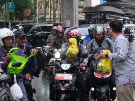 Ramadan Penuh Kepedulian, PERURI Bagikan Takjil Gratis Untuk Warga Sekitar Perusaha