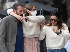 Jennifer Garner dan Ben Affleck Kompak Dampingi Violet ke Klinik - sumber foto Instagram/musiccreedlive