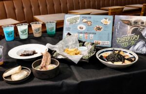 Star Wars Vibes! Kafe The Mandalorian di Shibuya Tawarkan Menu Blue Milk dan Seafood Hitam Kafe bertema The Mandalorian